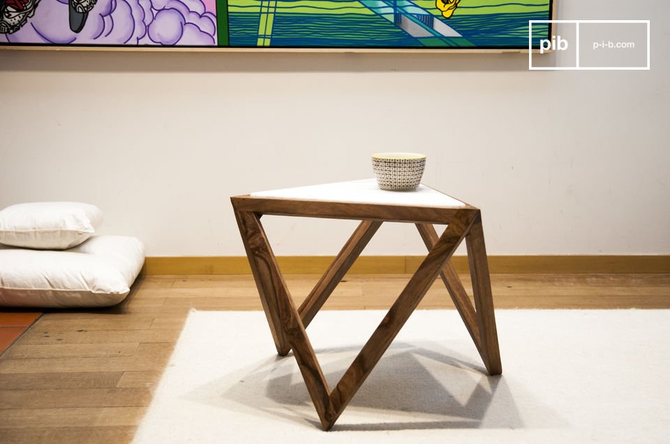 Hermosa mesa triangular en madera y mármol blanco.