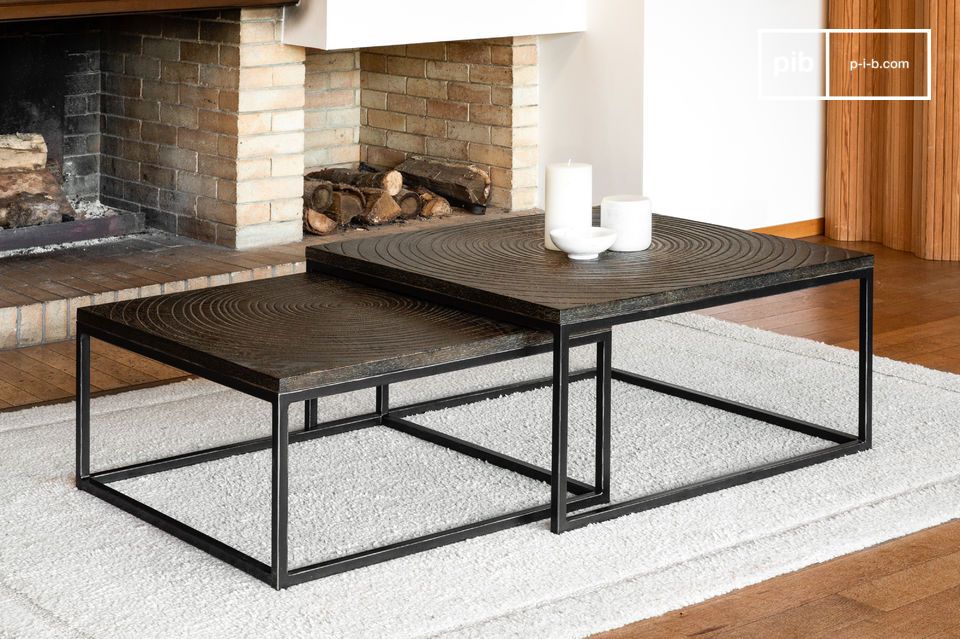 Mesa práctica de madera oscura y metal negro con un encanto fenomenal.