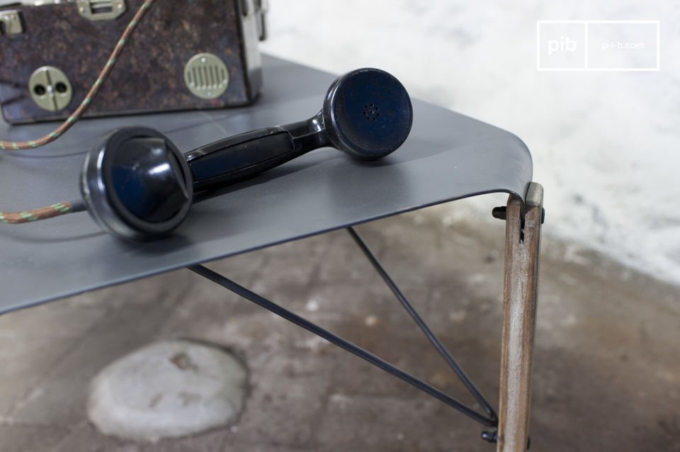La  mesa baja Bender combina el elegante finura con estilo puro industrial