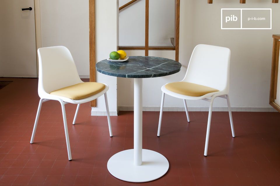 Mesa en forma de pedestal con tapa de mármol.