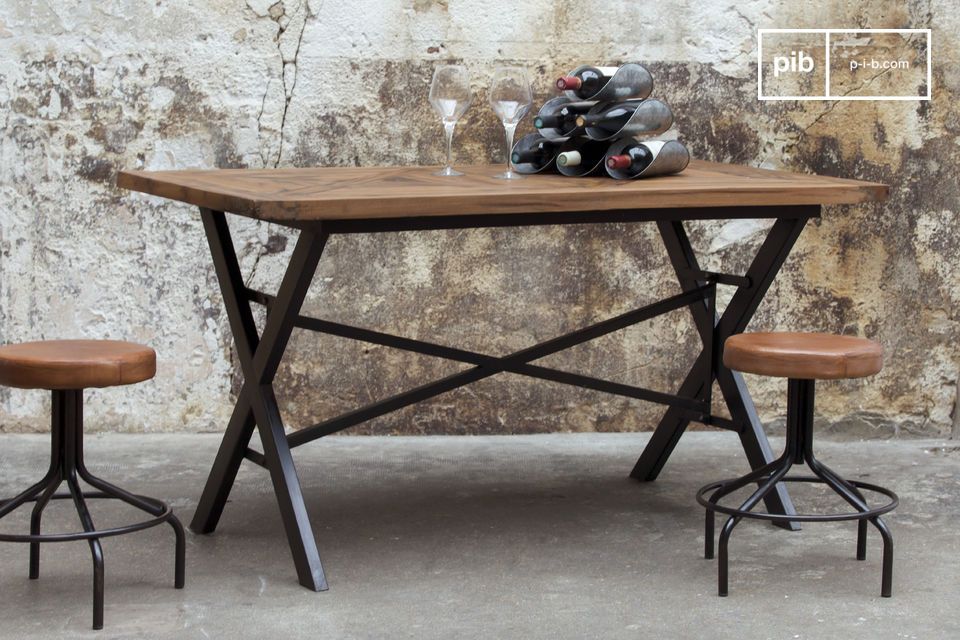 La mesa es decididamente industrial y muy robusta.