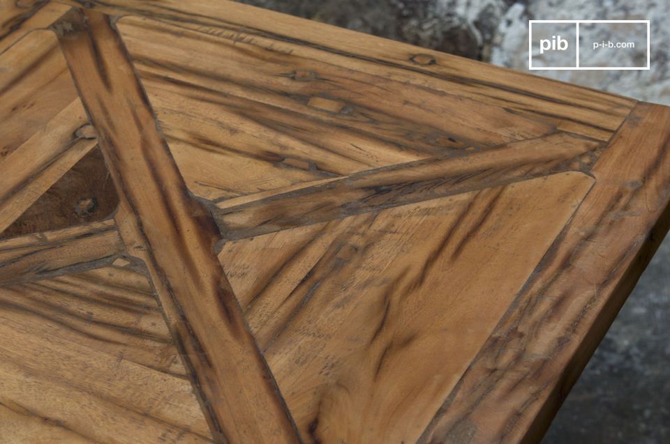 Las diferentes lamas de madera que componen la mesa le dan su carácter.