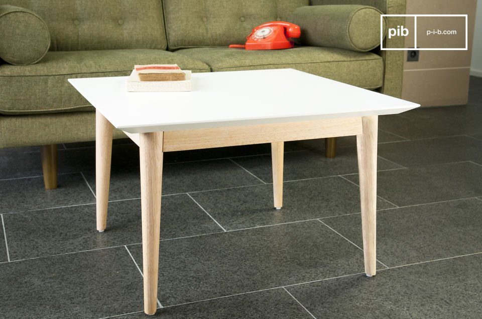 Mesa de centro cuadrada con parte superior blanca y base de madera.