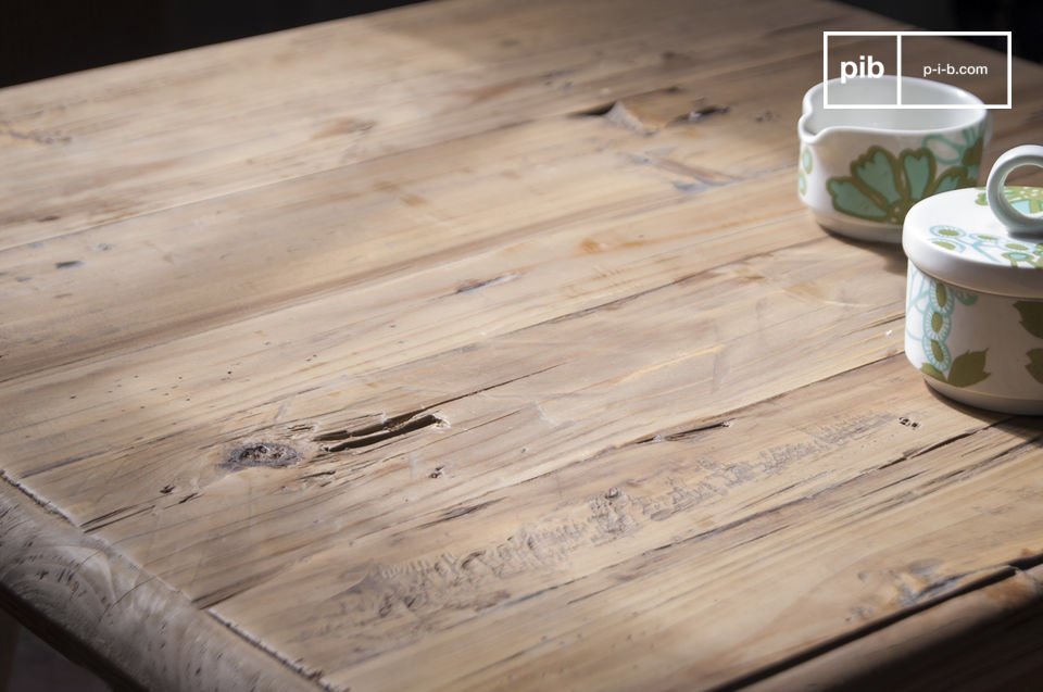 Una mesa de café hecha de madera maciza encerada.