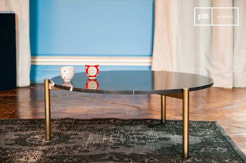 Esta mesa de estilo escandinavo aporta elegancia a cualquier salón.