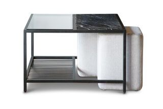 Mesa de centro de mármol y pufs de Noora