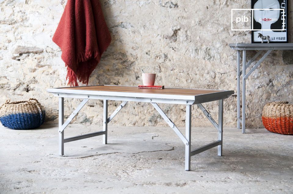 Bonita mesa industrial y madera clara.