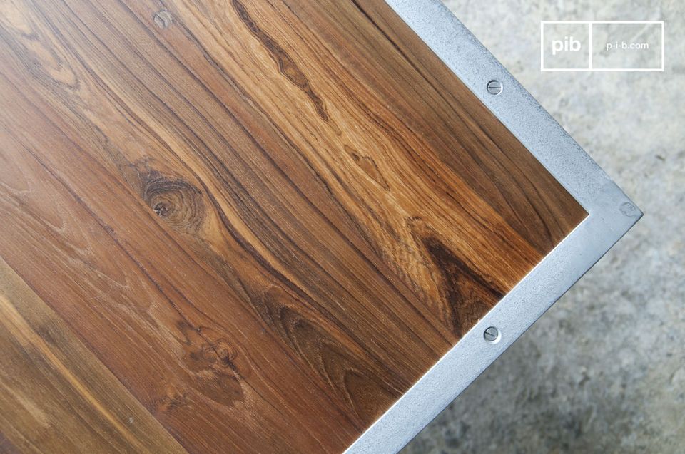 Detalle de acabado meticuloso, madera de colores cálidos.