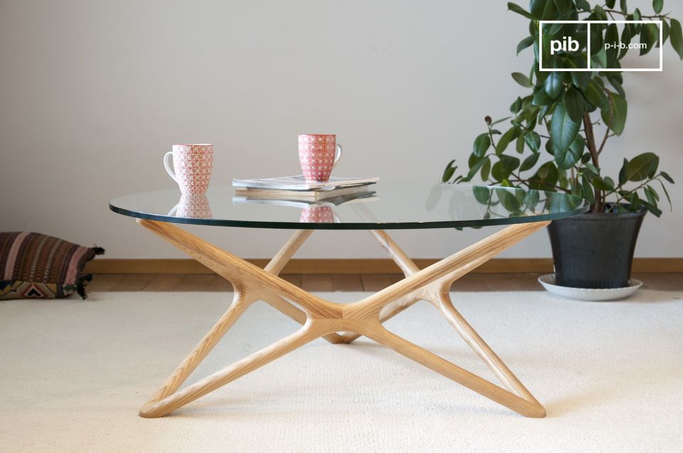 Mesa con líneas particulares y extremadamente elegantes.