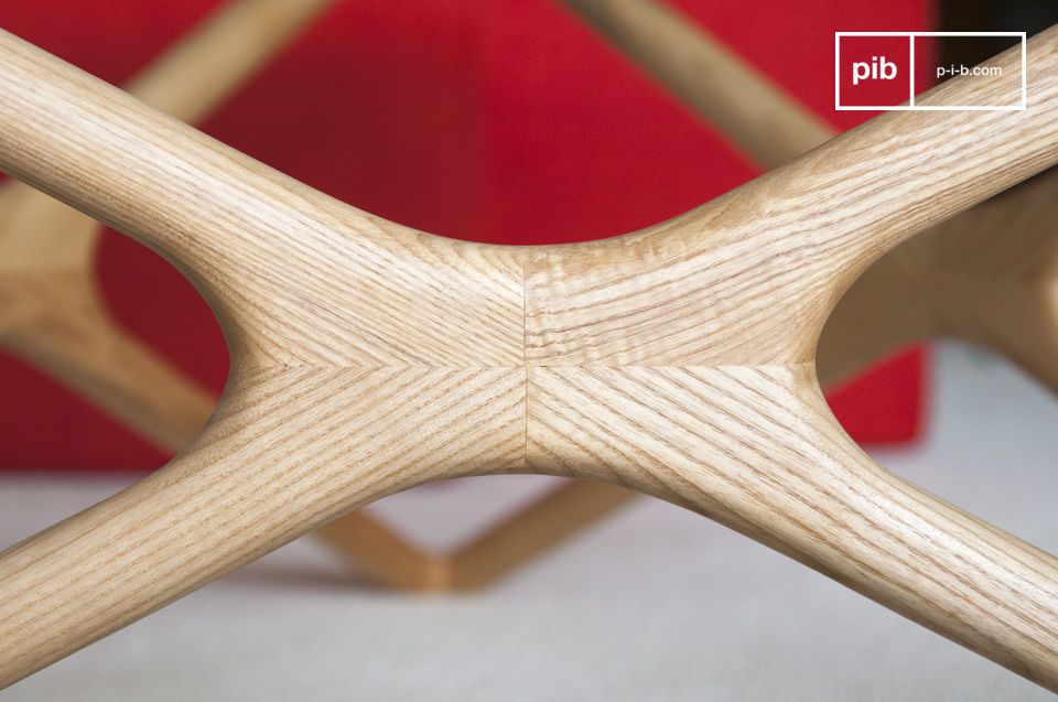 Las huellas naturales de la madera dan a la mesa su refinamiento.