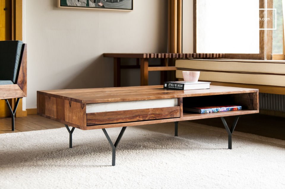 Una elegante mesa de centro en madera y mármol.