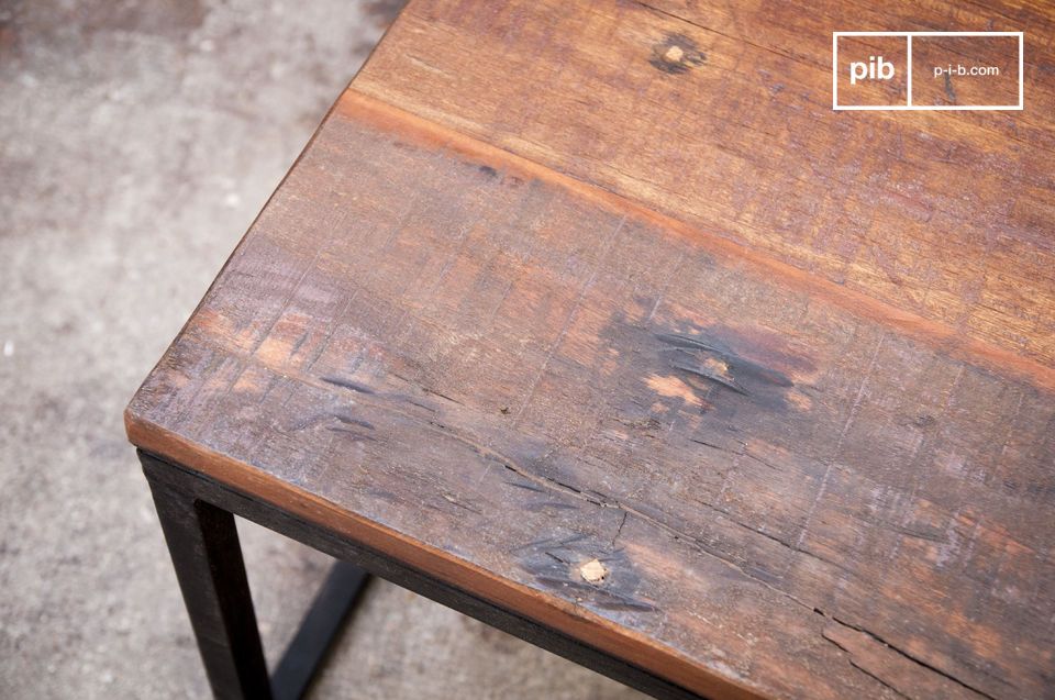 La madera maciza reciclada hace que la mesa sea única.