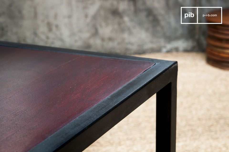 La estructura de acero, finamente trabajada, contribuye a la sensación de ligereza de la mesa.