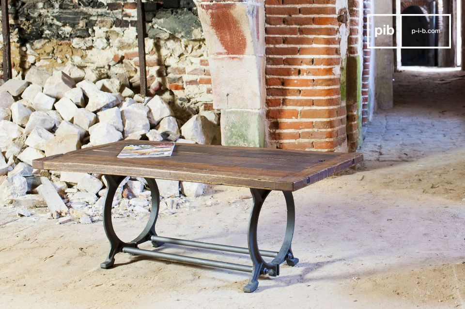 Sublime mesa de centro en madera oscura y hierro fundido.
