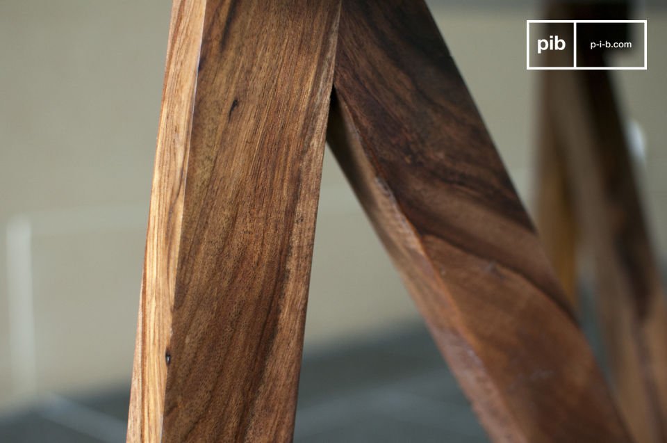 La mesa de centro W muestra una línea particularmente agradable con sus patas de madera sólida