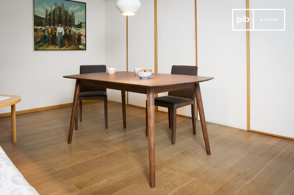 Hermosa mesa de comedor de madera oscura con pies de compás.