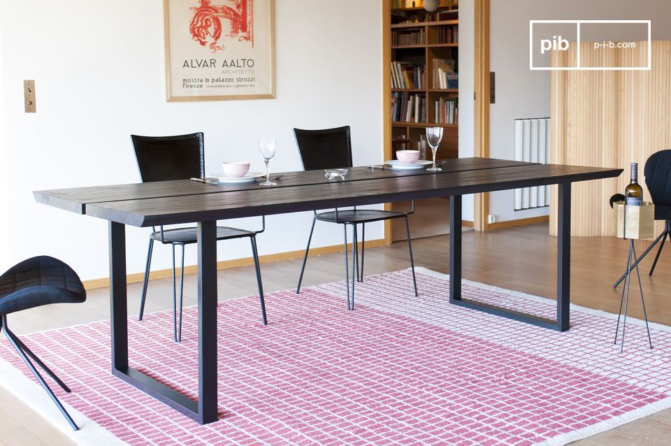 Mesa de comedor con un tablero de fresno teñido.