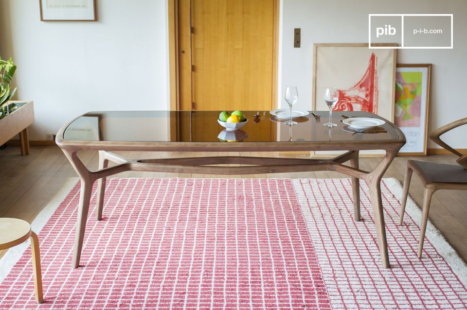 Mesa de madera de fresno con tapa de cristal templado ahumado.