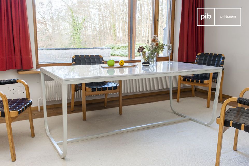 Hermosa mesa de comedor con una encimera de mármol en estilo carrara.