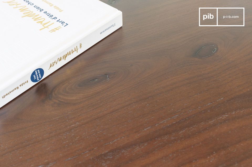 Los nudos de la madera dan a la mesa su autenticidad.