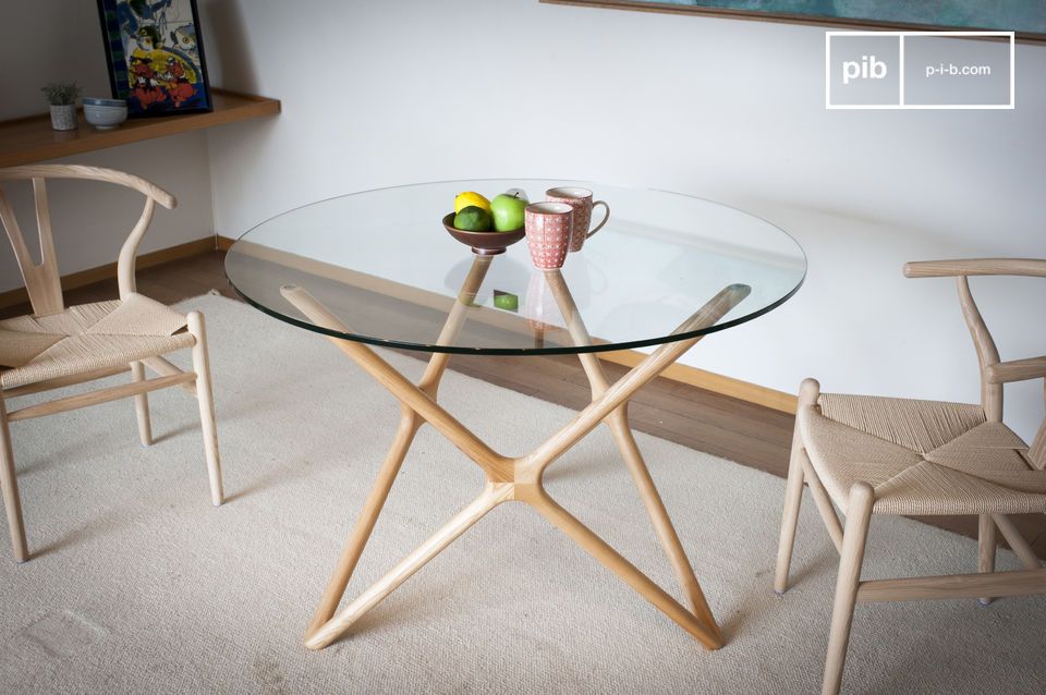 Mesa de cristal y madera transparente para un juego de ultra diseño.