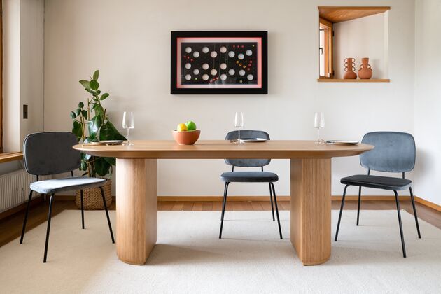Gran mesa de comedor de madera clara Solna