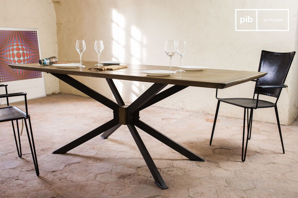 Hermosa mesa hecha de roble, cubierta con un buen espesor de latón.