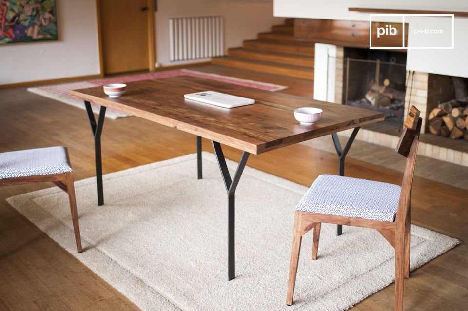 Mesa de comedor de madera con diseño filiforme.