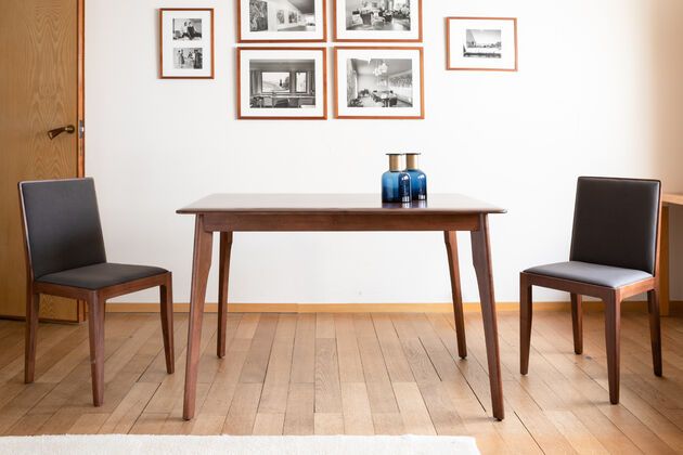 Pequeña mesa de comedor de madera oscura Umea