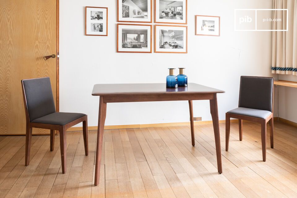 La sencillez escandinava se une al encanto de los años 60 en un diseño compacto y versátil, magnificado por la madera de acacia con acabado en nogal