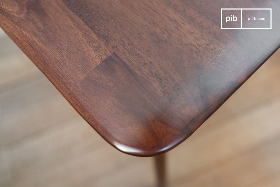 Una pequeña mesa de estilo escandinavo de los años 60 que combina sencillez y elegancia