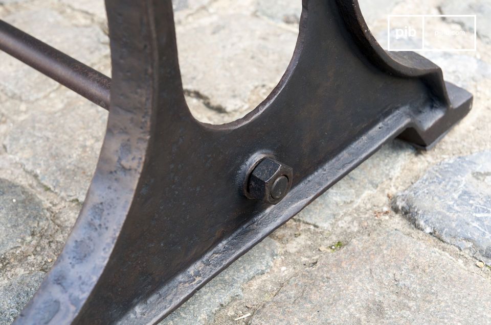 La base de hierro fundido contribuye al equilibrio de la mesa.