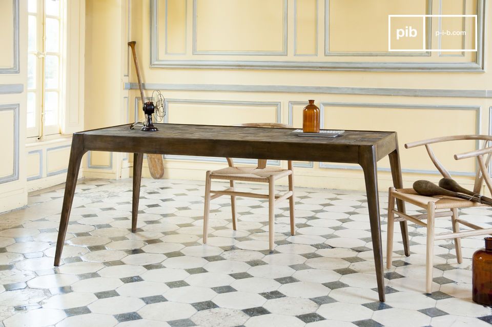 Mesa con líneas elegantes y mosaico de madera antigua.