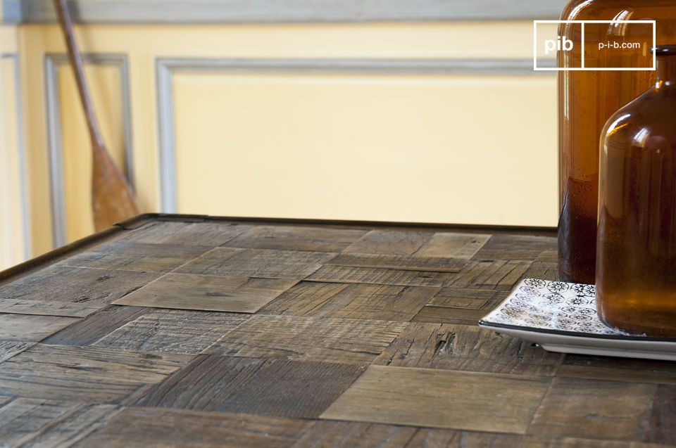 Los cuadrados de madera dan un bonito relieve a la mesa.