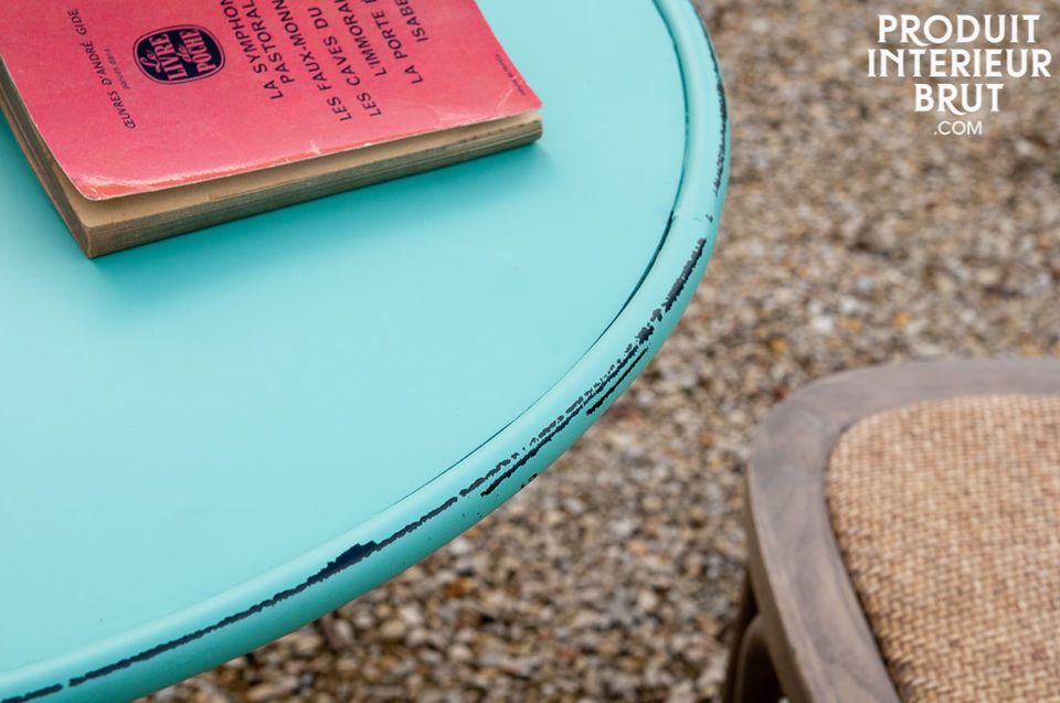 Una mesa redonda llena de colores frescos que traerán un toque alegre a una cocina o una terraza