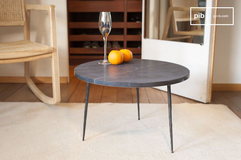 Magnífica mesa de centro redonda con una encimera de mármol negro de gran espesor.