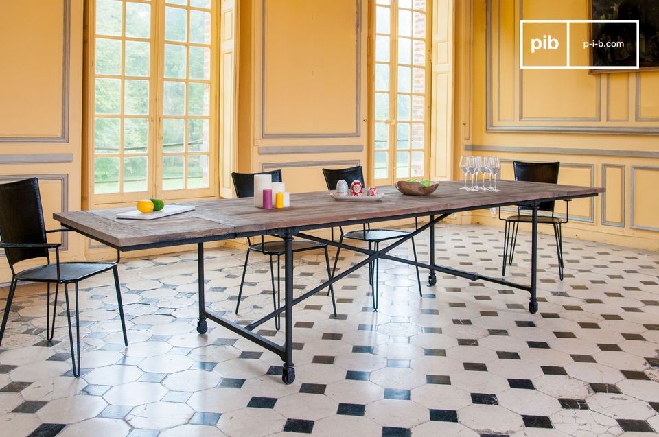 Gracias a las extensiones, la mesa ofrece suficiente espacio para muchos invitados.