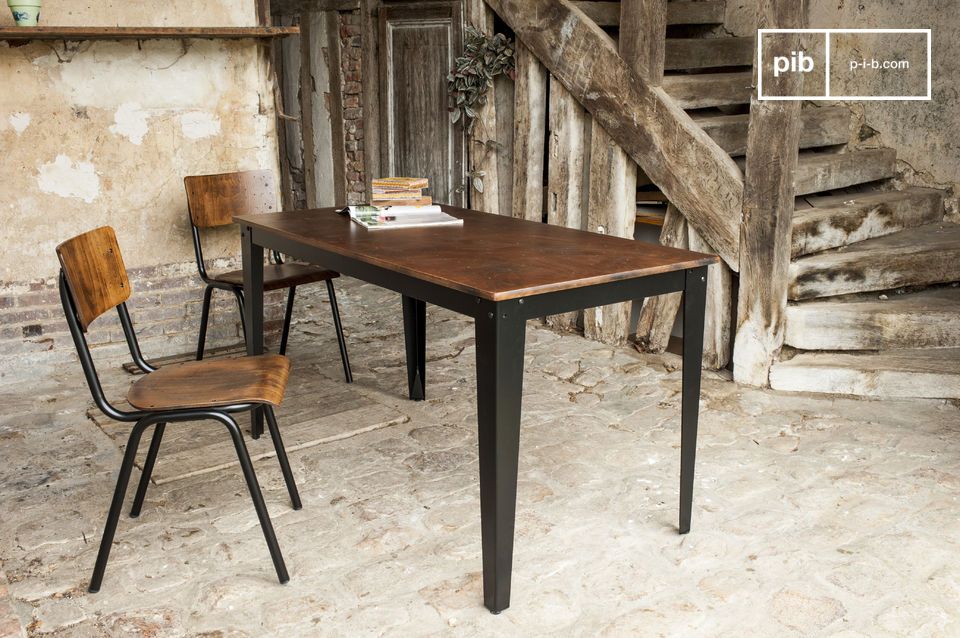 Hermosa mesa de madera y metal oscuro.