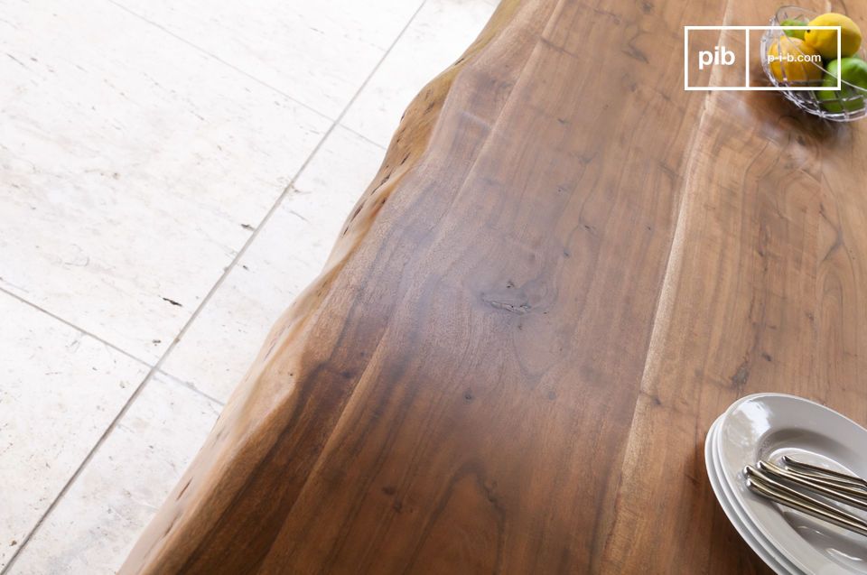 La tabla es magnífica y conserva las huellas naturales de la madera.