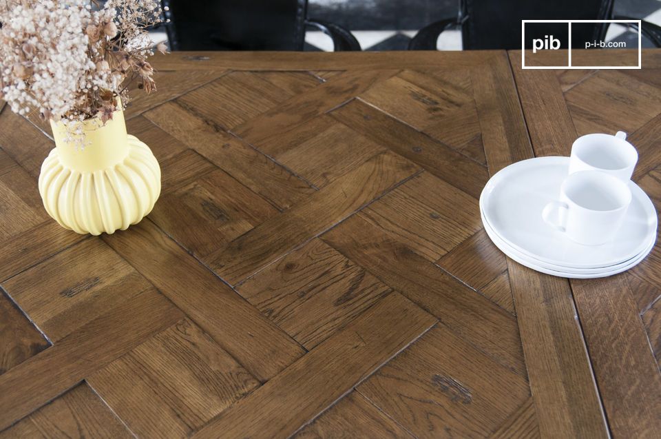 El parquet Versailles ofrece una textura delicada a la mesa.