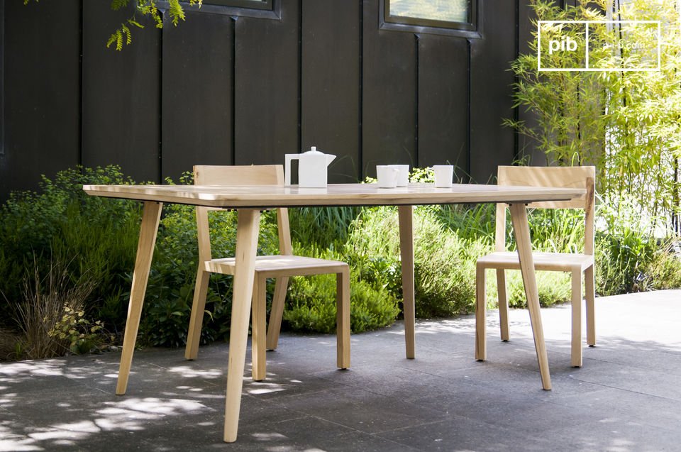 Hermosa mesa de comedor de madera maciza brillante.