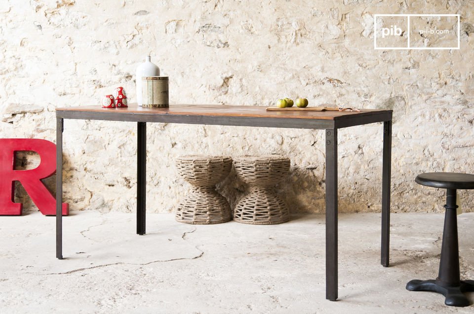 Una mesa con un diseño delicadamente industrial.