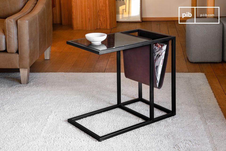 Una mesa de revista en cuero y elegante mármol negro.