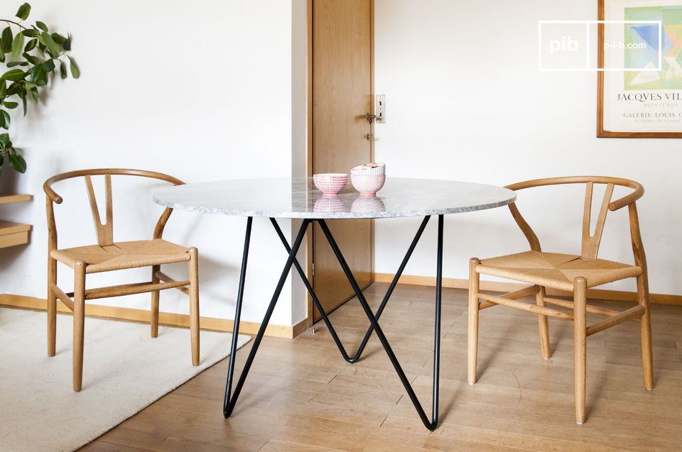 Hermosa mesa en mármol y metal negro con un diseño simple y gráfico.