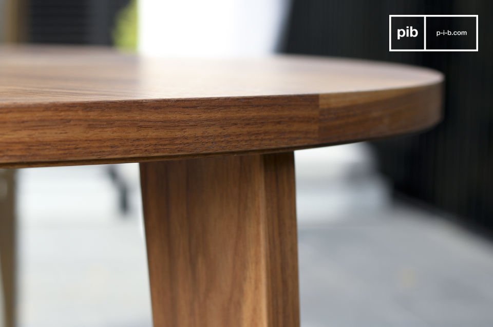 Esta mesa de nogal redonda con sus finas líneas armoniosas está inspirada en el diseño