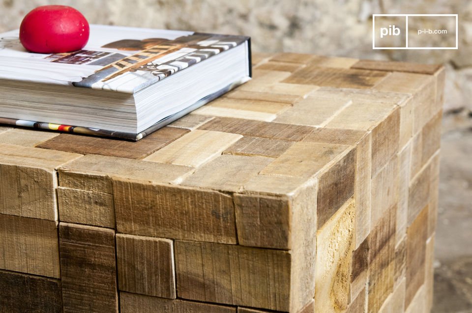 La mesa auxiliar está compuesta de bonitas y pequeñas chapas de madera.