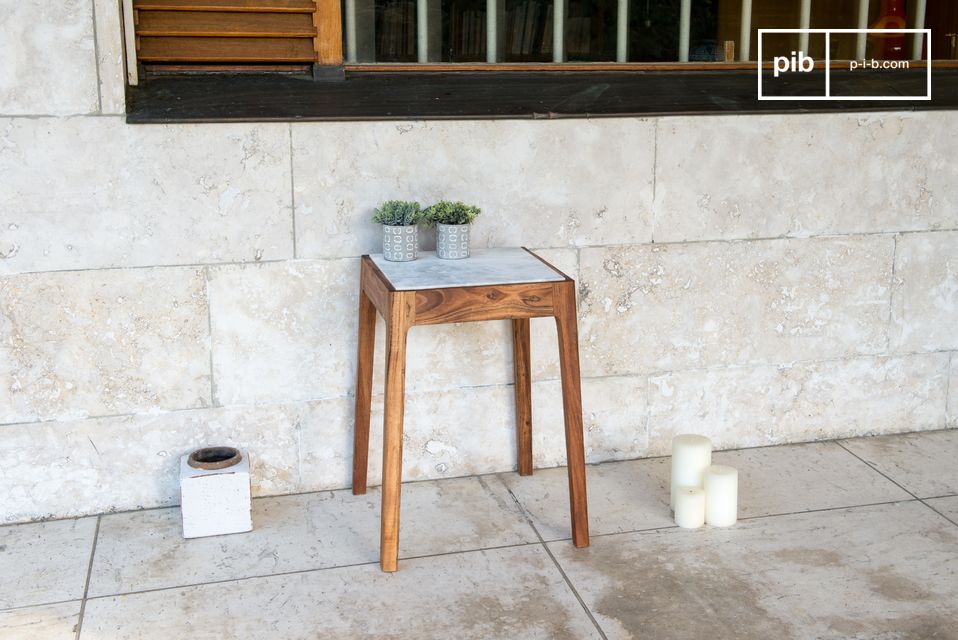Bonita mesa auxiliar en mármol blanco y madera oscura.