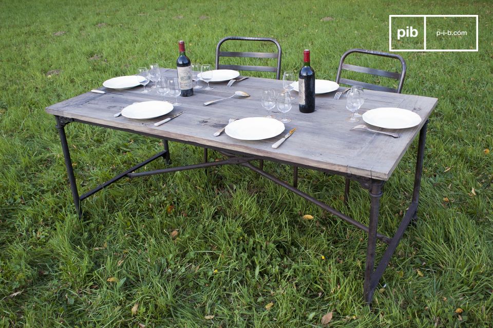 Bonita mesa de comedor industrial con patas desmontables.