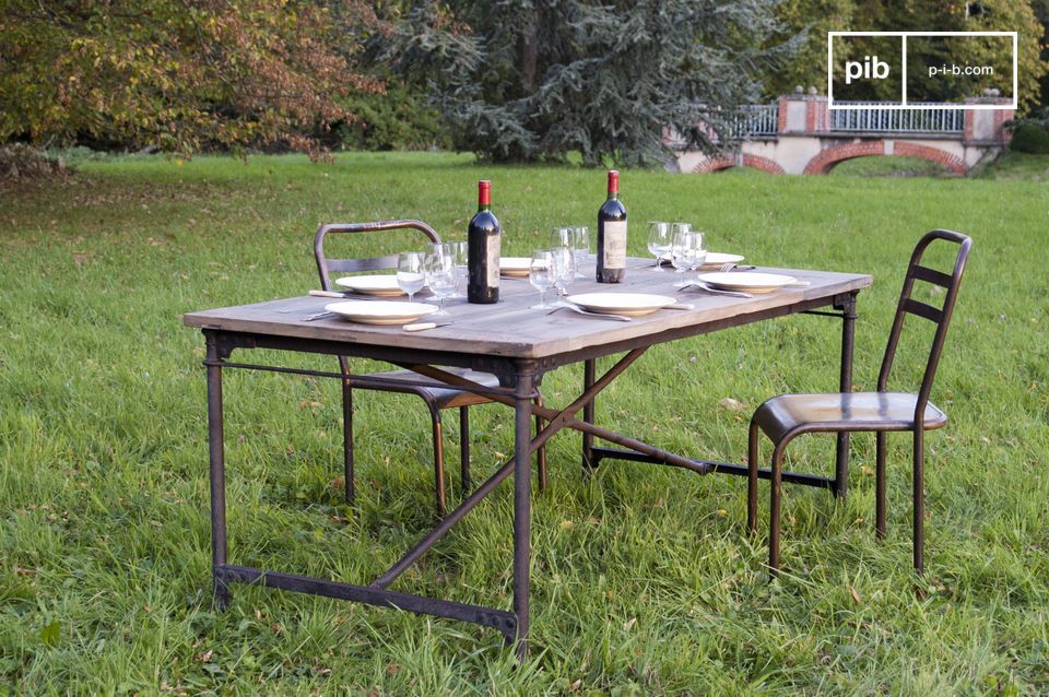 Mesa metálica de madera con un encanto único.