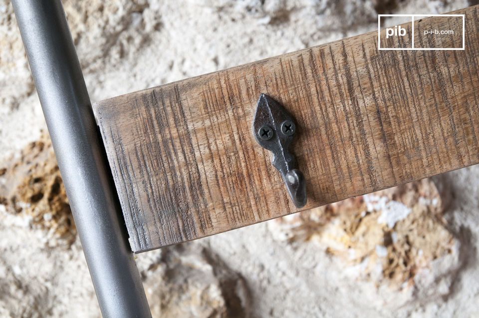 La madera es maciza y los ganchos sólidos; la palabra clave: robustez.